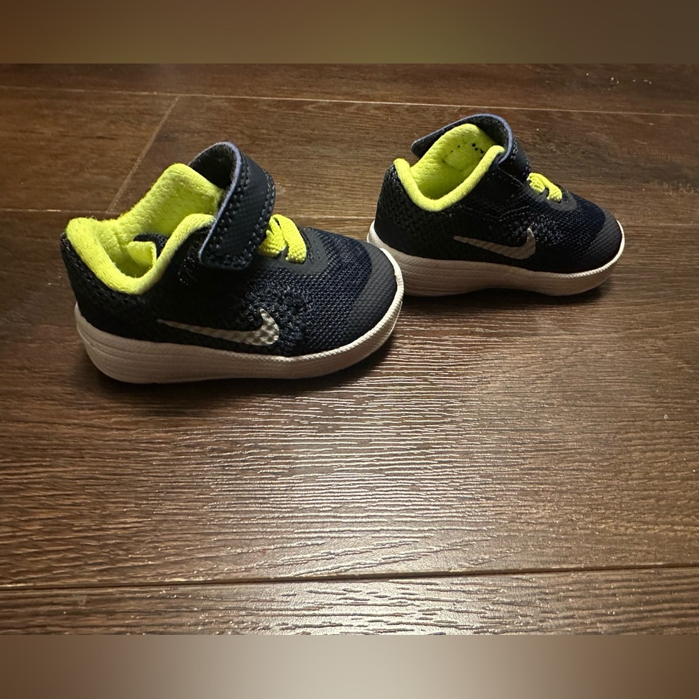 Infant Nike Shoes - Picture 2 of 4